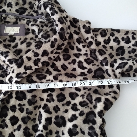 Oscar de la Renta Leopard Print Plush Robe - Picture 10 of 12